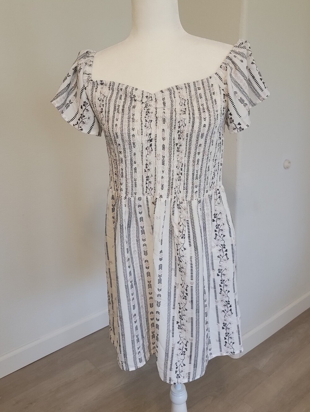 RUE 21 White/blk detail, Sweetheart Neckline Dress. SZ L